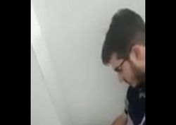 Flagrada fodendo gostoso com seu namorado no banheiro da balada