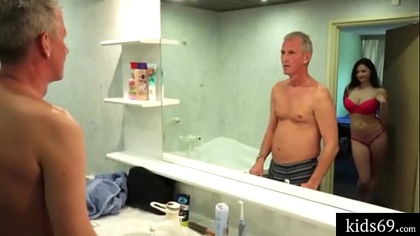 Porno para celular peituda fodendo com velho safado