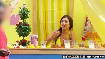 Novinha atendendo o cliente enquanto da pra outro safado