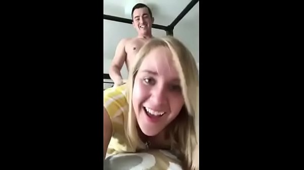 Putinha sorrindo enquanto da muito por danado