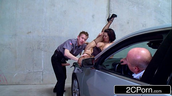 Putaria Mobile fodendo a mulher do cara na frente dele