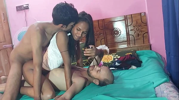 Amadora pretinha chupa e goza de quatro na vara dura