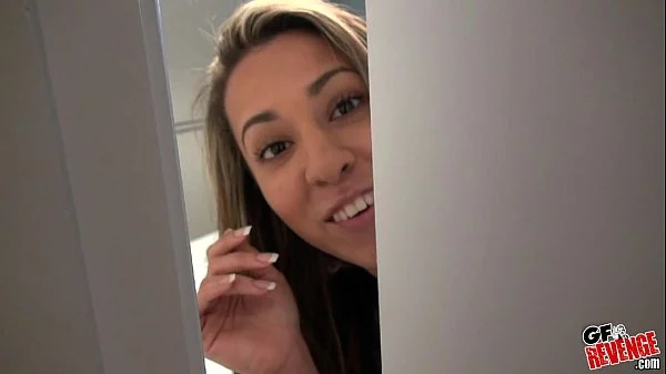 Comendo irma rabuda no quarto