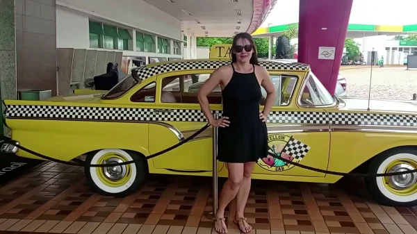 Coroa exibida masturbando buceta com tesão ao vivo na webcam