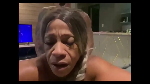 Coroa maravilhosa fode com novinho em cima da mesa da cozinha