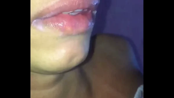 Empregada boquete na rola preta do patrão com olhos vendados