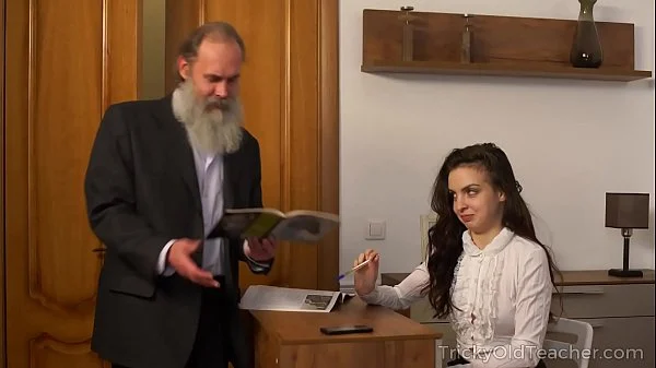 Filha senta e rebola na pica do pai na cam leva gozada na cara e bebe todo leitinho