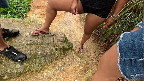 Fudendo a bucetinha das duas amigas safadas gostosas