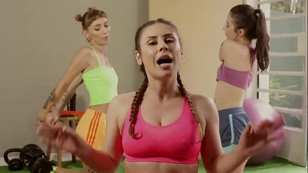 Gata fitness trepada completa com dotado da academia