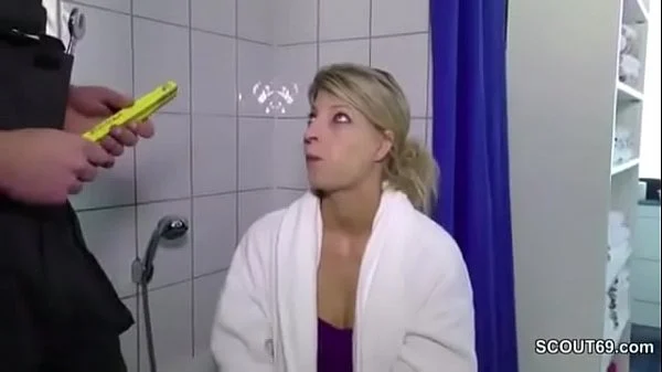 loira safada tesuda fudendo com vizinho no banheiro