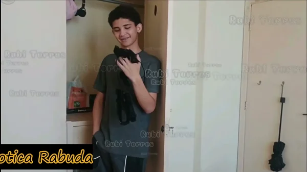menina virgem de dezoito aninhos toda meiga e linda sozinha em casa se masturbando