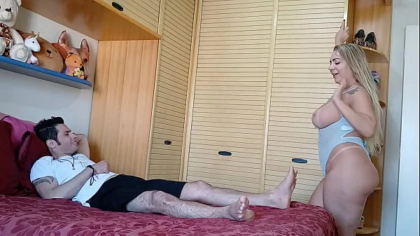 Metendo com vontade no cuzinho da loira cavala de quatro