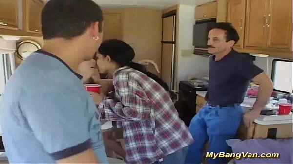 mornas e loiras fudendo gostoso dentro de um trailer