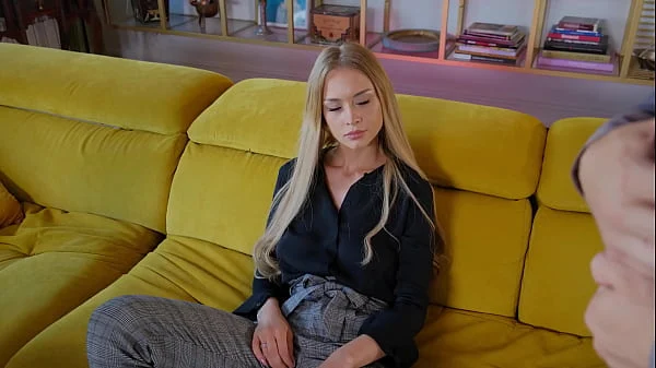 Pornô grátis ninfeta gostosa provoca chupa e faz espanhola na rola do macho