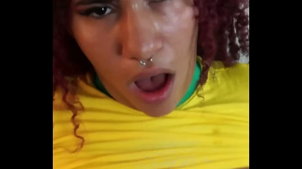 Ruivinha ninfeta cavalgando com rola dura no cu como poucas