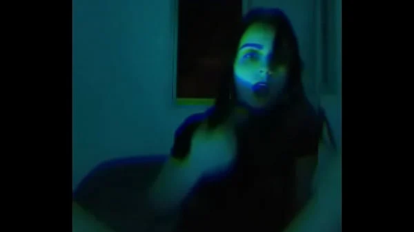 Safada de amadora batendo siririca na web cam com pau de borracha