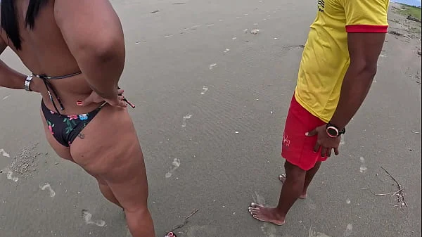 Sexo na praia com essa bucetuda de calcinha mesmo