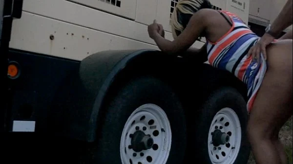 Sexo real em público comendo a negra atrás do caminhão