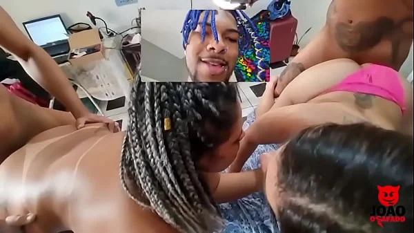 Suruba entre casal amadora com coroa morena de participante